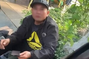 Công an xác minh clip du khách nước ngoài dán màn hình điện thoại bị 'chặt chém' 500.000 đồng