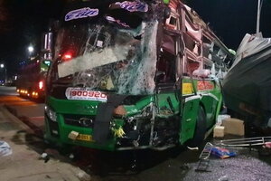Xe khách giường nằm va chạm xe tải trong đêm, hành chục người bị thương