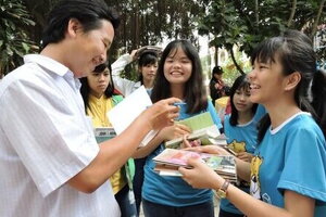 Nhiều trường đại học chi tiền tỷ để lì xì, tặng quà Tết, vé xe cho sinh viên