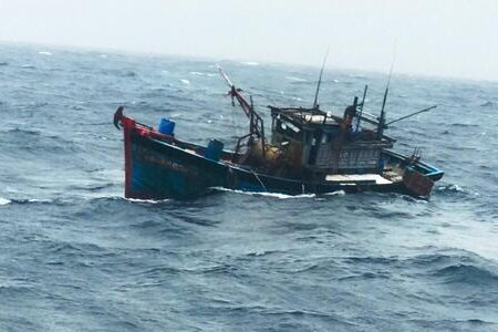 Cứu sống 8 ngư dân của tàu cá bị chìm trên biển Khánh Hòa