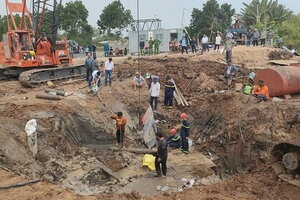 Thông tin mới nhất về việc giải cứu bé trai rơi xuống trụ bê tông sâu 35m ở Đồng Tháp