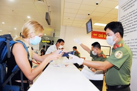 Tạm đình chỉ nhân viên an ninh cửa khẩu Nội Bài bị tố đòi tiền 'tip' của khách