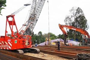 Vụ bé trai tử vong khi lọt vào trụ bê tông: Phải qua 11 bước để nhổ trụ bê tông, cần điều thêm cần cẩu loại lớn