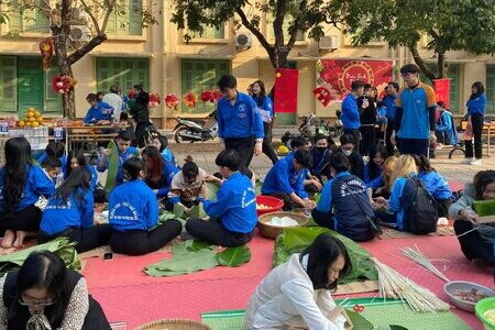 Sinh viên gói bánh chưng, bánh tét cho người vô gia cư ở Hà Nội