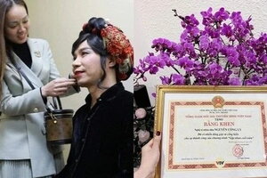 Công Lý nhận bằng khen cống hiến của chương trình 'Gặp nhau cuối năm'