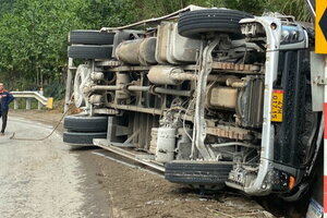 Quảng Nam: Xe tải mất lái lao vào taluy khiến 3 người tử vong trong cabin