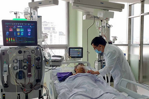 Ngộ độc rượu, một nam giới ngừng tim phổi, phải lọc máu liên tục