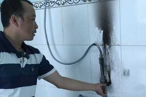 Tự châm lửa đốt đồ đạc rồi báo tin giả là 'tự bốc cháy' để nhận từ thiện, gia đình 3 người bị phạt hơn 7 triệu đồng