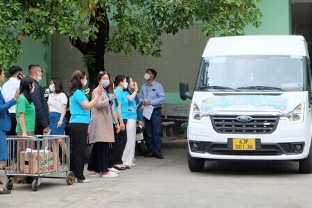 Chuyến xe nghĩa tình đưa bệnh nhân nghèo ở Đà Nẵng về quê đón Tết