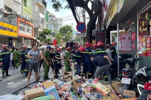 Sập cửa hàng ở TP.HCM, ít nhất 1 người tử vong, 8 người thoát nạn