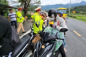 CSGT Đà Nẵng góp tiền tặng quà cho người dân đi xe máy về quê đón Tết