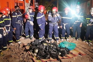 Thi thể bé Hạo Nam đã được đưa lên khỏi mặt đất sau 21 ngày lọt vào trụ bê tông 35m