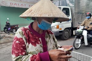 Mưu sinh ngày Tết: Bán vé số dạo có doanh thu tăng "đột biến"