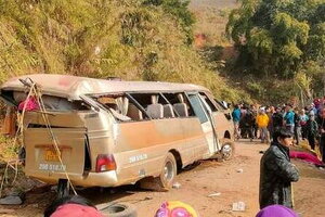Xe chở khách đi dự đám cưới gặp tai nạn, nhiều người thương vong