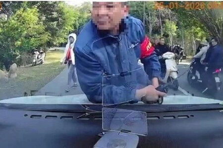 Nằm lên nắp capo xe ô tô của du khách đi Yên Tử, một nhân viên an ninh bị tạm đình chỉ
