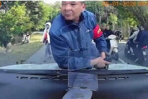 Nằm lên nắp capo xe ô tô của du khách đi Yên Tử, một nhân viên an ninh bị tạm đình chỉ