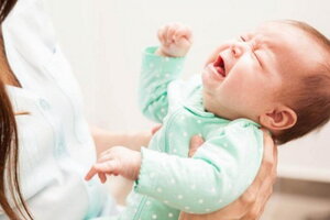 Bé 4 tháng tuổi chảy máu não nghi do bị bế xốc, rung lắc mạnh