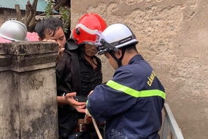 Hà Nội: Giải cứu người đàn ông rơi xuống giếng sâu 25m