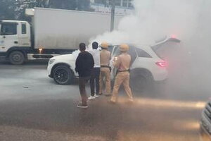 Xế sang Mercedes bốc cháy dữ dội trên đường phố Hà Nội