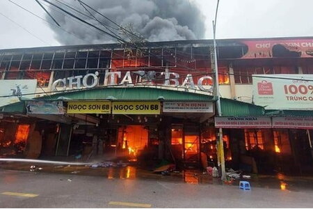 Hải Phòng: Cháy lớn dữ dội tại chợ Tam Bạc 