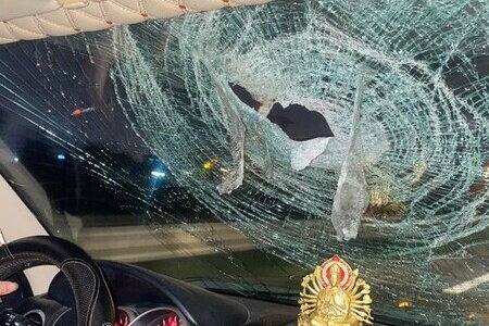 Làm rõ vụ xe ô tô bị ném đá, vỡ toác kính trên cao tốc Hà Nội - Ninh Bình