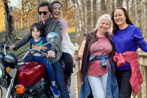 Hiếm có cặp đôi sau ly hôn nào được như Hoàng Oanh và chồng Tây: Quấn quýt từ 2 vợ chồng tới ông bà 2 bên thông gia 