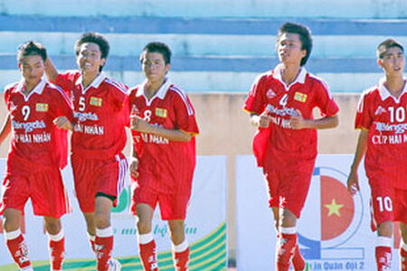 Nam Định thắng đậm Hòa Bình ở U17 quốc gia