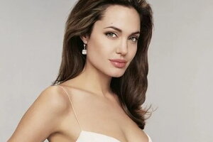 Angelina Jolie tiết lộ tình hình sức khỏe sau khi cắt bỏ 2 bên ngực trước nguy cơ bị ung thư vú