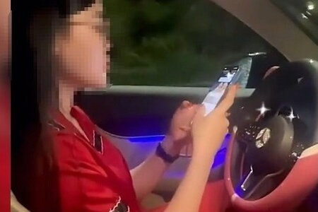 Phạt nữ tài xế ô tô Mercedes buông cả 2 tay khi lái xe để quay TikTok