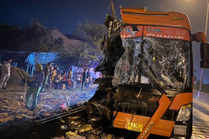 Quảng Nam: Xe khách tông xe tải đậu bên đường, 16 người thương vong