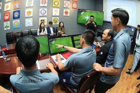 Trọng tài Việt Nam thích nghi nhanh với công nghệ VAR