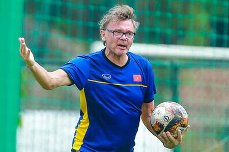 CĐV ĐNÁ thất vọng với quyết định của HLV Philippe Troussier