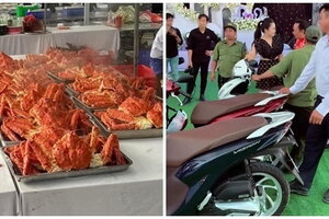 Độc lạ Bình Dương: Đi ăn cưới, khách được chủ nhà tặng xe máy và vàng 9999