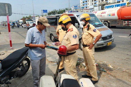 Dừng ô tô cho lơ xe đi vệ sinh, tài xế bị xử phạt và tước bằng lái xe 7 ngày