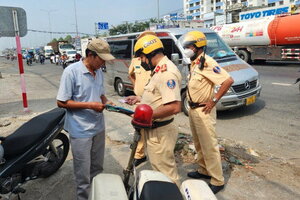 Dừng ô tô cho lơ xe đi vệ sinh, tài xế bị xử phạt và tước bằng lái xe 7 ngày