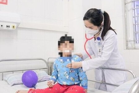 Cấp cứu bé gái 6 tuổi bị ngộ độc do ăn nhầm phải bim bim tẩm thuốc diệt chuột