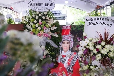 Tang lễ NSƯT Vũ Linh: Đông đảo nghệ sĩ Việt tới đưa tiễn, Youtuber, tiktoker túc trực xếp dài hàng cây số