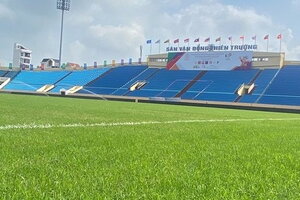 Sân Thiên Trường 'khoác tấm áo mới' sẵn sàng chào đón V.League trở lại