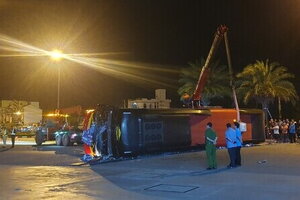 Xe khách lật ngang sau va chạm với xe tải, hàng chục người bị thương