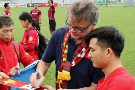 HLV Troussier truyền cảm hứng World Cup tới các cầu thủ U23 Việt Nam