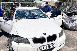 Xe sang mất lái lao xuống kênh khiến nữ tài xế tử vong