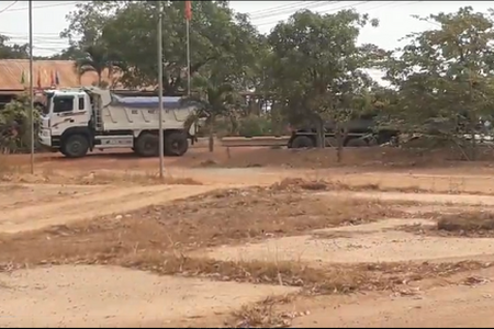 Huyện Vĩnh Cửu, Đồng Nai: Xe chở cát né trạm cân tại mỏ cát của Công ty CP Đồng Tân