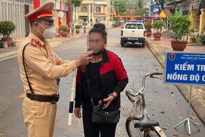Xử phạt người phụ nữ đi xe đạp vi phạm nồng độ cồn