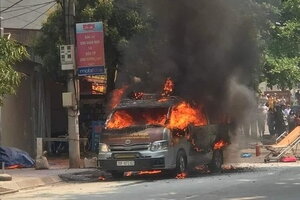 Xe cứu thương '0 đồng' cháy rụi giữa đường, sản phụ câm điếc bẩm sinh bỏng nặng