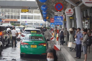 Thu phí taxi ra vào sân bay Tân Sơn Nhất, Bộ GTVT yêu cầu rà soát