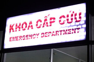 Bé 5 tuổi nguy kịch do bị xe đi lùi cán qua người khi đang chơi trước nhà