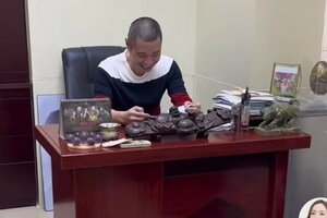 Bà xã khoe ảnh Công Lý trở lại làm việc, chăm chỉ đọc kịch bản, Nhà hát Kịch Hà Nội nói gì?