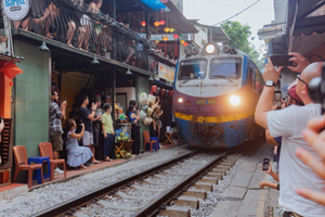 Hà Nội yêu cầu không tổ chức tour đưa đón khách đến phố cà phê đường tàu