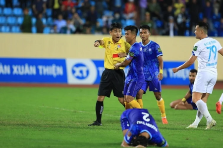 Tin sáng (10/4): Quyết định gây tranh cãi trận Nam Định - Khánh Hòa, trọng tài FIFA bị 'treo còi'