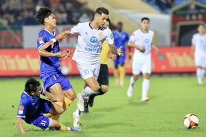 CĐV lăng mạ trọng tài, CLB Nam Định bị 'vạ lây'